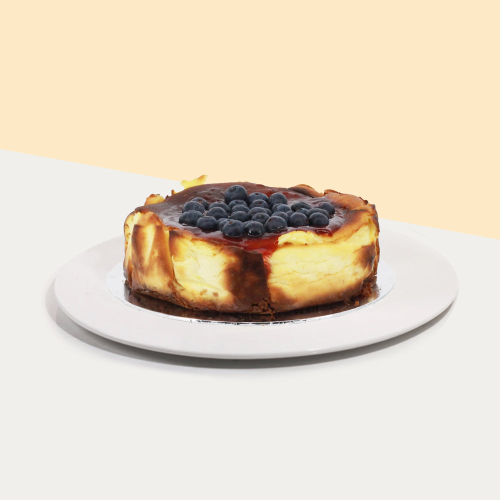 Biscoff base burnt cheesecake, topped with bluberry fillings and fresh blueberries