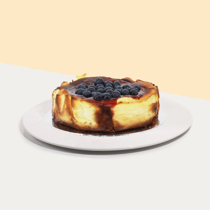 Biscoff base burnt cheesecake, topped with bluberry fillings and fresh blueberries