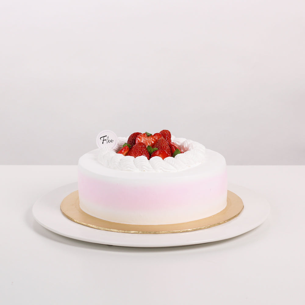 Sponge cake with strawberry jelly pudding, topped with fresh cream and strawberries