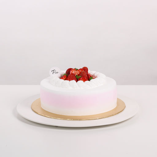 Sponge cake with strawberry jelly pudding, topped with fresh cream and strawberries