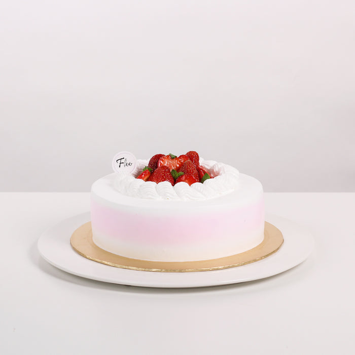 Sponge cake with strawberry jelly pudding, topped with fresh cream and strawberries
