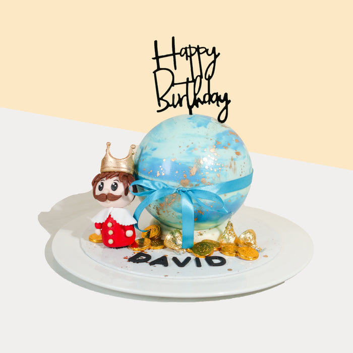 Blue knock knock cake with a fondant king decoration, filled with candies